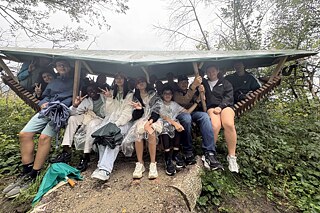 Jugendliche bei einer Moorwanderung im Regen