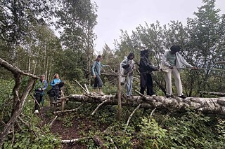 Jugendliche bei einer Moorwanderung im Regen