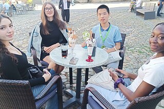 Jugendliche beim Eis Essen