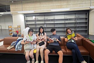 Jugendliche lesen.