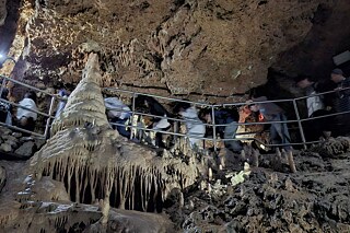 Jugendliche in einer Tropfsteinhöhle