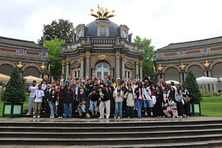 Jugendliche vor der Eremitage