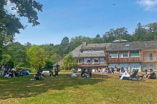 Jugendliche genießen einen schönen Tag in einem Park.