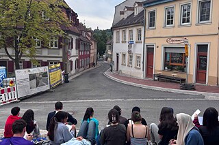 Jugendliche in der Altstadt von Bamberg zeichnen.