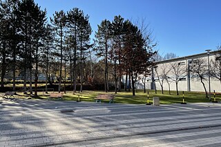 Schulhof mit Sitzbänken und Tischtennssplatten