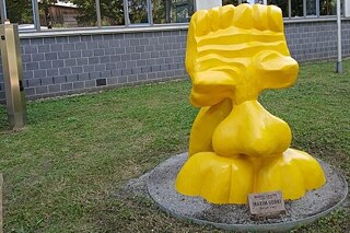 Gelbe Skulptur vor dem Gebäude