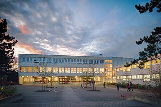 Aufnahme der gesamten Schulgebäudefront am Abend