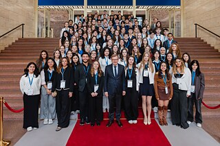 Stipendiatinnen und Stipendiaten gemeinsam mit dem Bundesminister des Auswärtigen Dr. Johann  Wadephul 