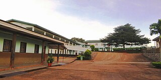 Gebäude des Collège Jean Tabi
