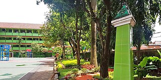Das Denkmal des National Museums (Monas) im Garten der SMA Negeri 31 Jakarta