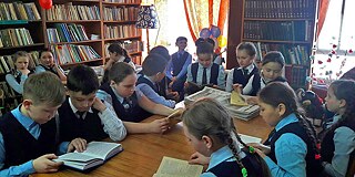 Unterricht in der Bibliothek der St. Lorenz Schule Korneevka