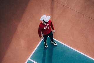 Ein Mann auf dem Sportplatz mit VR-Brille