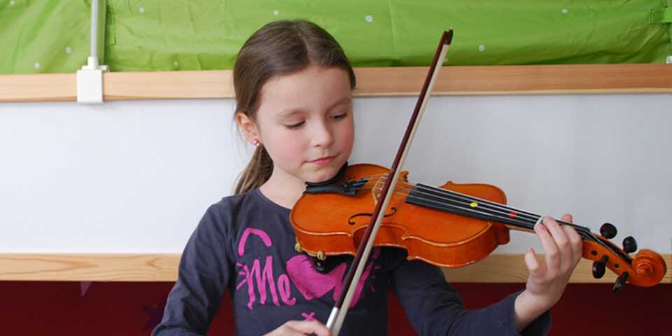 Lola spielt Geige