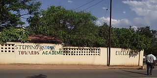 Das Motto der Bambino Private Secondary School an der Außenwand