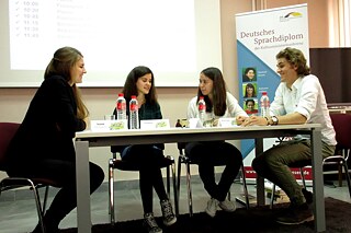 Vier Lesefüchse diskutieren beim Finale in Bulgarien. 