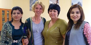 Barbara Bresslau mit den Lehrkräften vom Akademischen Lyzeum Nr. 2 in Samarkand. © Goethe-Institut Usbekistan Barbara Bresslau mit den Lehrkräften vom Akademischen Lyzeum Nr. 2 in Samarkand.