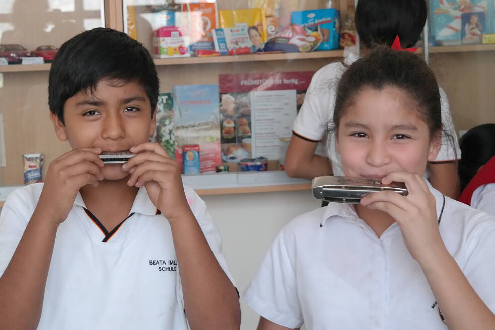 Mundharmonika spielende Kinder