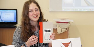 Regionalsiegerin Ekaterina aus Nordwestrussland mit dem Buch „Echt“. © Zentralstelle für das Auslandsschulwesen (ZfA) Regionalsiegerin Ekaterina aus Nordwestrussland mit dem Buch „Echt“.