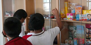 Schülerinnen und Schüler vor den Vitrinen voller deutscher Produkte im Deutschfachraum © Sonia Manocha Schülerinnen und Schüler vor den Vitrinen voller deutscher Produkte im Deutschfachraum
