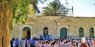 Schülerinnen beim Morgenappell vor der Mariam Al Atrah School Bethlehem