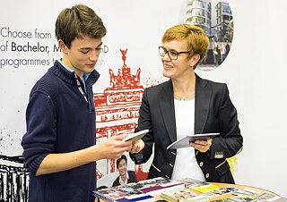 Beratung auf einer Messe von „Study in Germany-Land of Ideas“ im Ausland