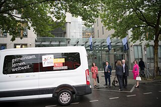 Das PASCH-Mobil wird vom Referat für Auslandsschulen des Auswärtigen Amtes empfangen.