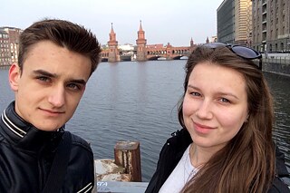 Daniell und Simona an der Oberbaumbrücke in Berlin