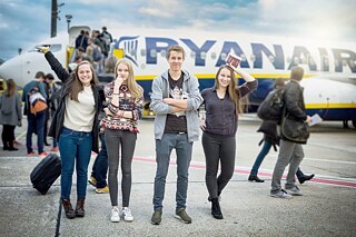 Die Klick-Redakteure am Flughafen in Berlin-Schönefeld. 