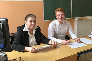 Alexandra Olejárová und Marvin Müller als Jurorin und Juror beim Nationalfinale der Deutsch-Olympiade © Marvin Müller Alexandra Olejárová und Marvin Müller als Jurorin und Juror beim Nationalfinale der Deutsch-Olympiade