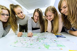Die Klick-Redakteurinnen planen ihre Tour durch die Stadt beim Redaktionsworkshop in Berlin.