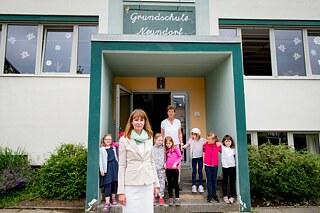 Marcela Gábrišová an ihrer Gastschule, der Grundschule Neundorf.