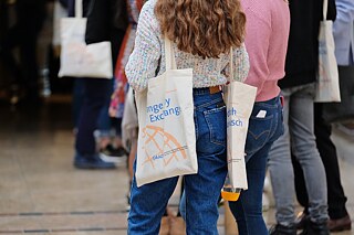 PASCH-Alumna mit einer DAAD-Tasche