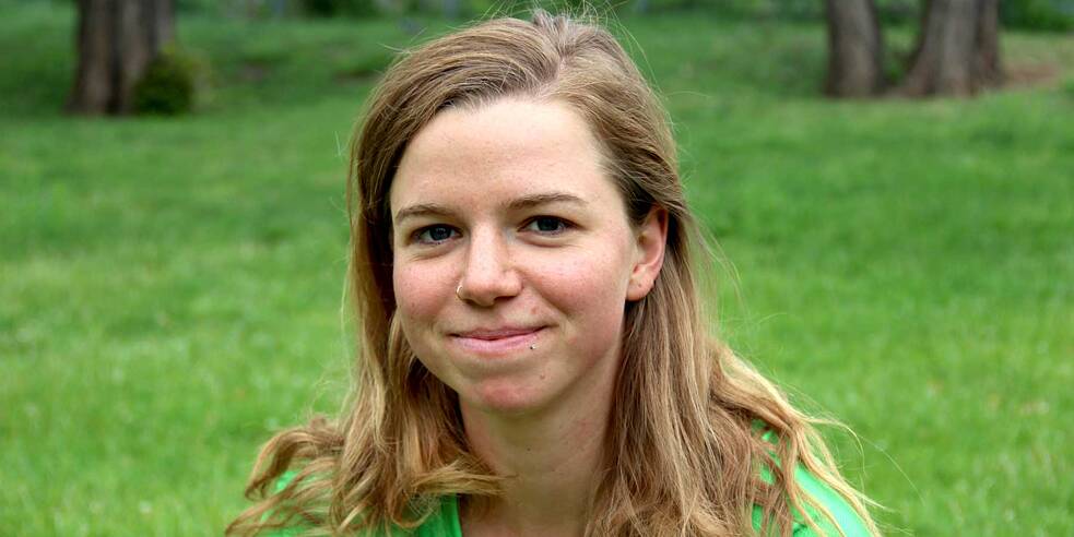 Friederike trainiert auf der Wiese im Park