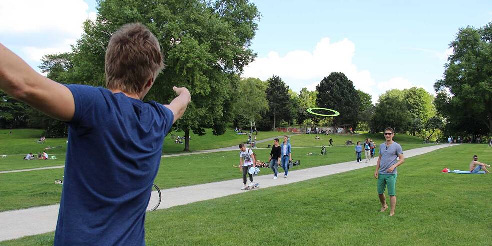 Julian wirft die Frisbeescheibe gerne Freunden zu