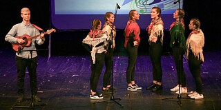 Schülerinnen und Schüler der Wirtschaftsschule Čakovec singen „Klinček steht unterm Fenster“. © Petar Hutinski Schülerinnen und Schüler der Wirtschaftsschule Čakovec auf der Bühne.