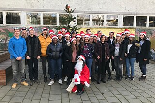 Internationale Begegnungsklasse am Ferdinand-Porsche-Gymnasium 2019/2020 © Ferdinand-Porsche-Gymnasium Stuttgart Internationale Begegnungsklasse am Ferdinand-Porsche-Gymnasium 2019/2020