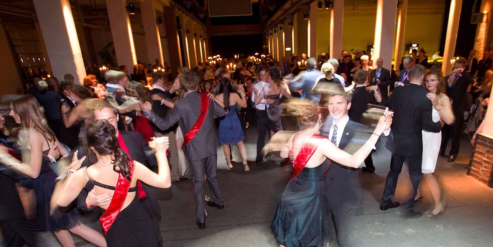 Traditioneller Abiball von Absolventen des Domgymnasiums Magdeburg, aufgenommen 2011 im Kulturwerk Fichte in Magdeburg.