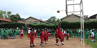 Kaaga Girls’ High School: Schülerinnen spielen Basketball