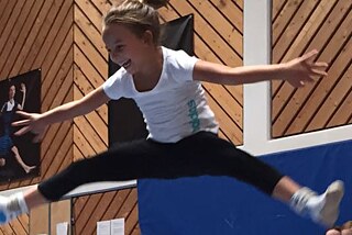 Elena auf dem Trampolin