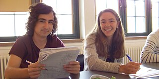 Zwei Jugendliche beim Sprachkurs