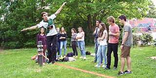 Die 15 Jugendlichen aus Südamerika beim Hochschulsport Slacklinen © PASCH-net/Katja Hanke Die 15 Jugendlichen aus Südamerika beim Hochschulsport Slacklinen