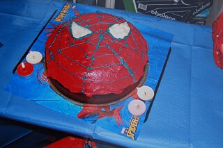 Julian hat zu seinem vierten Geburtstag einen Spiderman-Kuchen bekommen.