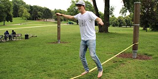 Marcus balanciert über die Slackline