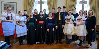 Der Chor der Fit-Schule Gymnasium Breclav sorgt für die musikalische Umrahmung der Zeremonie