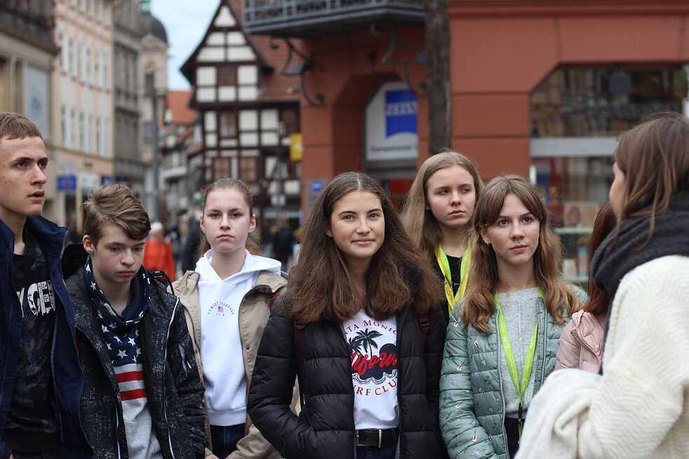 Schüler hören der Lehrerin zu