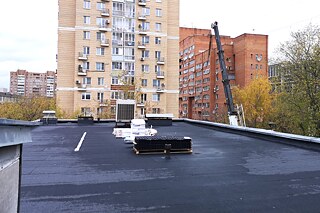 Solaranlage auf den Dächern über Moskau
