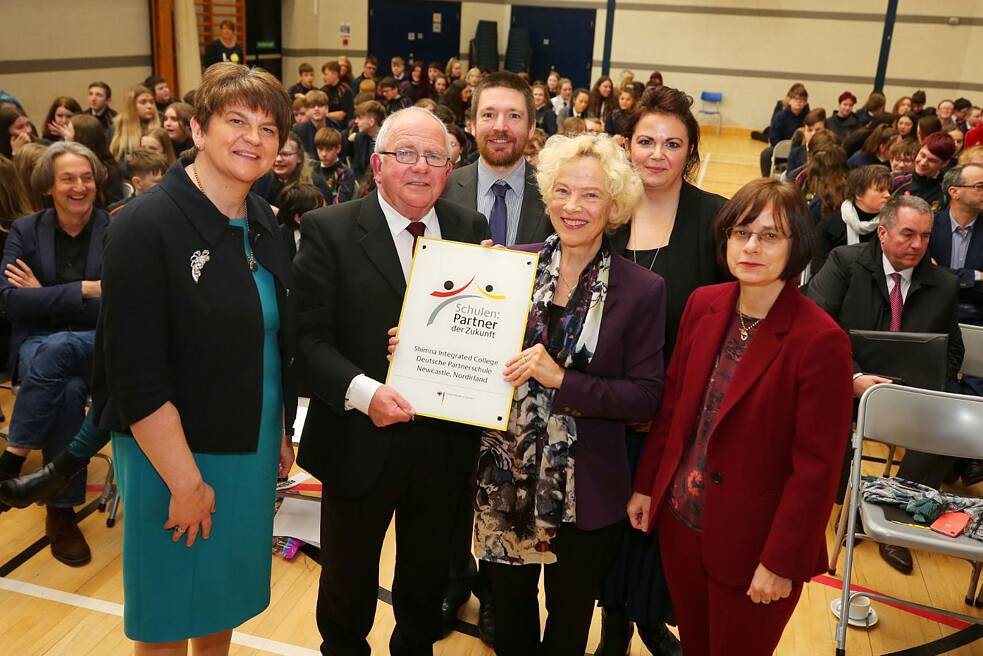 Arlene Foster, Erste Ministerin Nordirlands, Kevin Lambe, Schulleiter Shimna Integrated College, Ian McMillan, Deutschlehrkraft am Shimna Integrated College, Simone Pfliegel, Koordinatorin Nordwesteuropa für die Initiative „Schulen: Partner der Zukunft“, Dr. Georgia Herlt, Stellvertretende Institutsleiterin des Goethe-Instituts London und Julia Gross, Ständige Vertreterin der Deutschen Botschaft in London