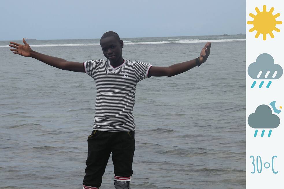 Ezra am Strand in Dar Es Salaam. 