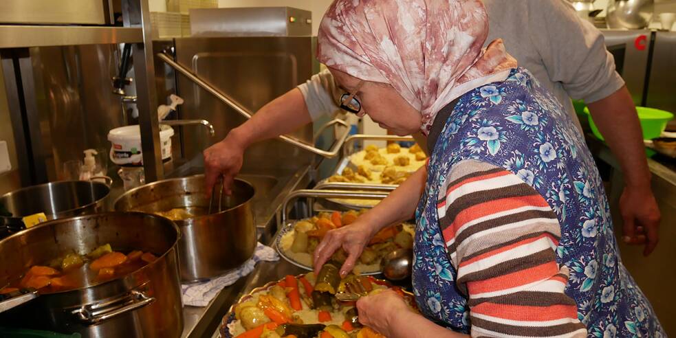 In der Küche laufen die letzten Vorbereitungen, bevor das Essen serviert werden kann.