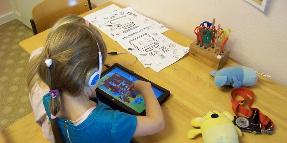 Kinder in der Kita „Kindergarten zu den Seen“ beim Arbeiten mit dem Tablet
